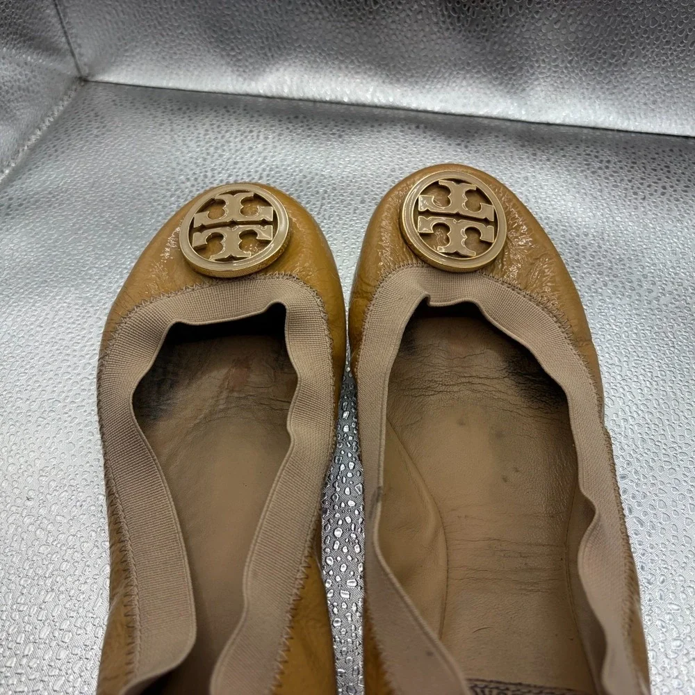 Size 7 M Tory Burch Caroline Tan Womens Gold Logo Patent Leather‎ Ballet Flats